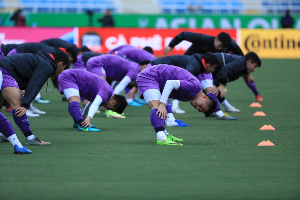 Các cầu thủ tập luyện theo bài tập của huấn luyện viên Park Hang-seo. (Ảnh: Tuấn Anh/TTXVN)