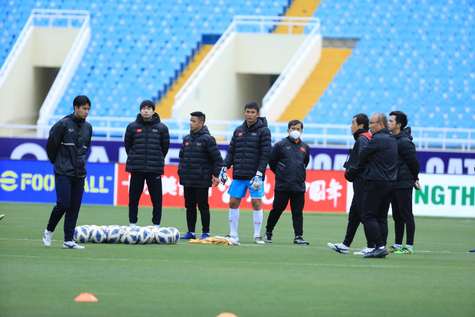 Huấn luyện viên Park Hang-seo cùng ban huấn luyện trên sân tập. (Ảnh: Tuấn Anh/TTXVN)