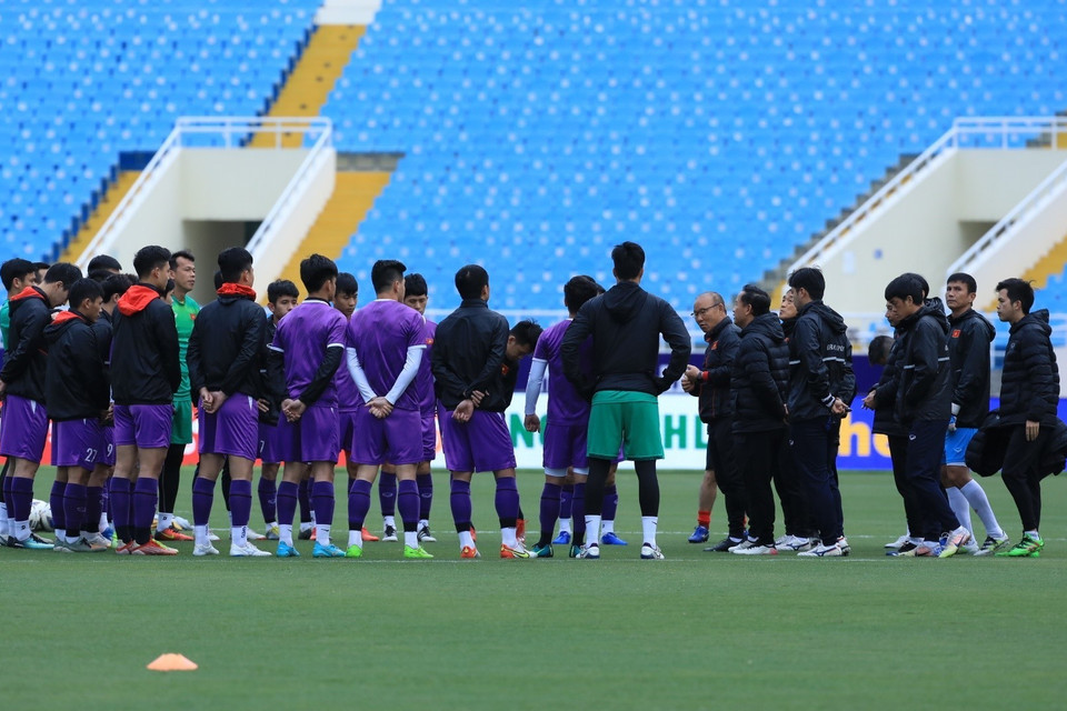  Huấn luyện viên Park Hang-seo cùng ban huấn tập trung các cầu thủ trước giờ tập. (Ảnh: Tuấn Anh/TTXVN)
