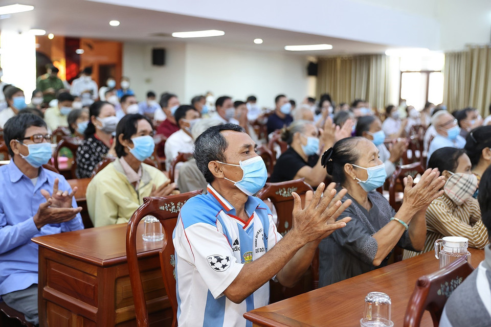 Gia đình chính sách, công nhân lao động có hoàn cảnh khó khăn tại thành phố Cần Thơ tại buổi gặp mặt. (Ảnh: Dương Giang/TTXVN)