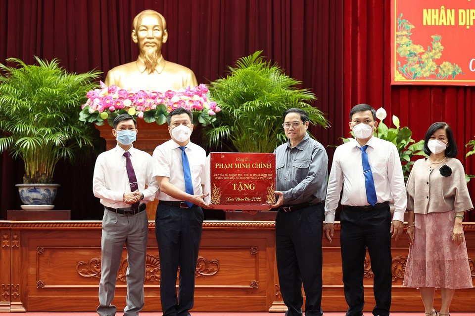 Thủ tướng Phạm Minh Chính chúc Tết đại diện các lực lượng tuyến đầu chống dịch COVID-19. (Ảnh: Dương Giang/TTXVN)