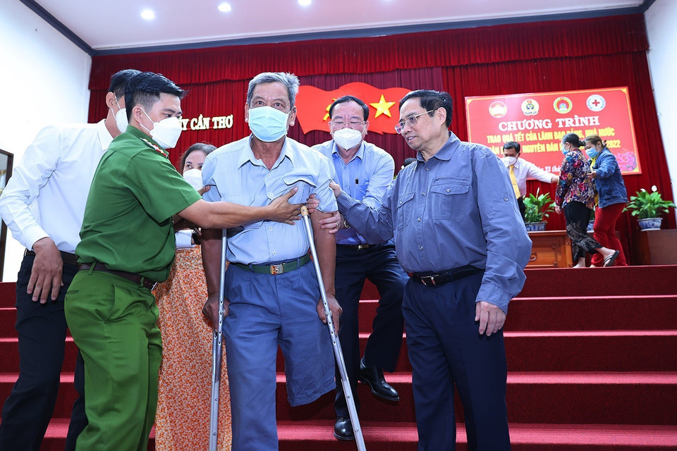 Thủ tướng Phạm Minh Chính chúc Tết, thăm hỏi động viên, thương binh, gia đình liệt sỹ. (Ảnh: Dương Giang/TTXVN)