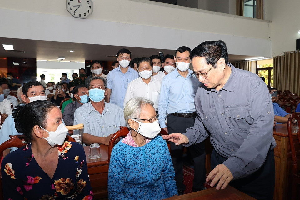  Thủ tướng Phạm Minh Chính chúc Tết người có hoàn cảnh khó khăn trên địa bàn thành phố Cần Thơ. (Ảnh: Dương Giang/TTXVN)