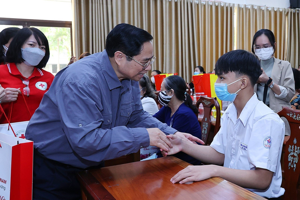  Thủ tướng Phạm Minh Chính chúc Tết, thăm hỏi động viên người có hoàn cảnh khó khăn, nạn nhân chất độc da cam. (Ảnh: Dương Giang/TTXVN)