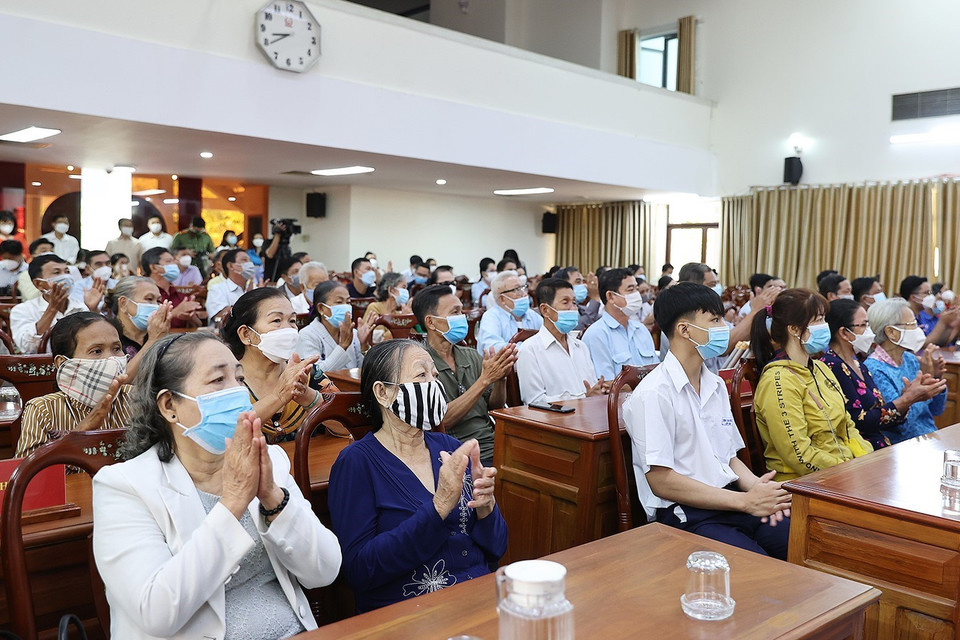 Gia đình chính sách, công nhân lao động có hoàn cảnh khó khăn tại thành phố Cần Thơ tại buổi gặp mặt. (Ảnh: Dương Giang/TTXVN)