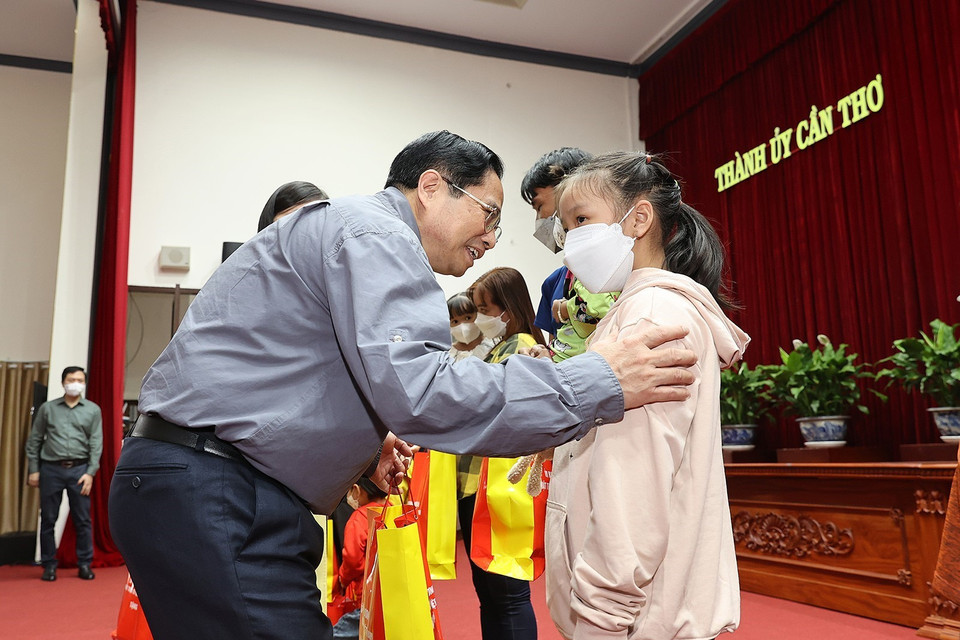 Thủ tướng Phạm Minh Chính chúc Tết, thăm hỏi động viên người có hoàn cảnh khó khăn, gia đình chính sách. (Ảnh: Dương Giang/TTXVN)