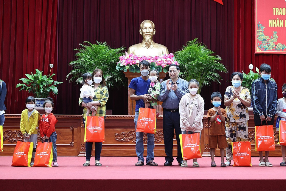 Thủ tướng Phạm Minh Chính chúc Tết người có hoàn cảnh khó khăn, gia đình chính sách. (Ảnh: Dương Giang/TTXVN)