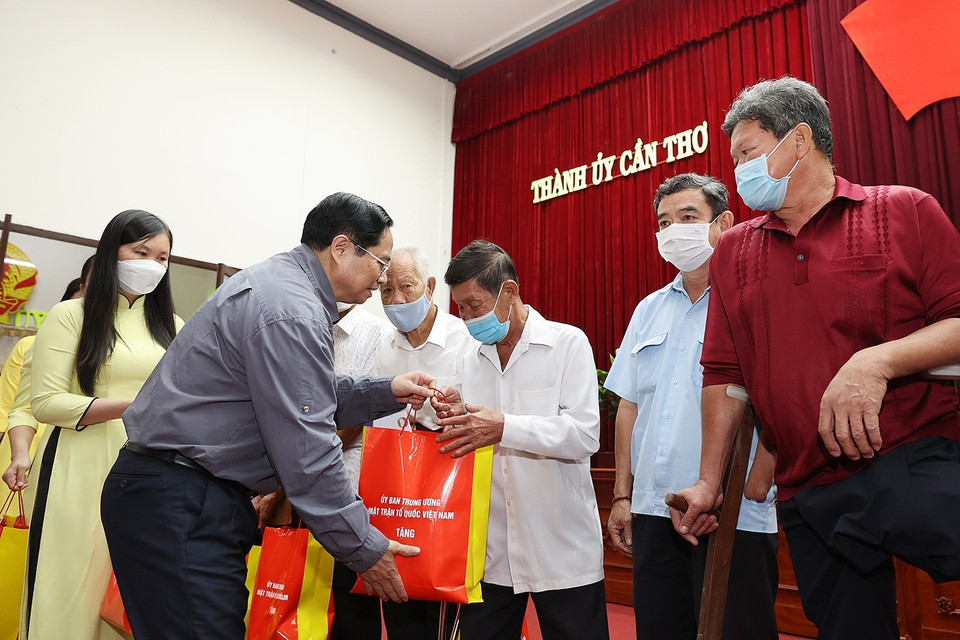 Thủ tướng Phạm Minh Chính chúc Tết, thăm hỏi động viên, thương binh, gia đình liệt sỹ. (Ảnh: Dương Giang/TTXVN)