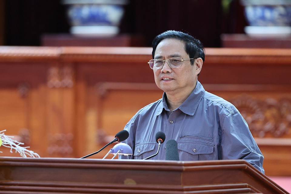 Thủ tướng Phạm Minh Chính chúc Tết người có hoàn cảnh khó khăn trên địa bàn thành phố Cần Thơ. (Ảnh: Dương Giang/TTXVN)