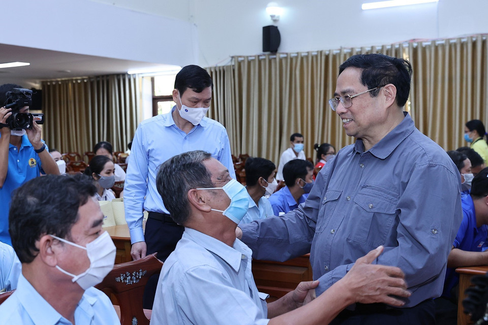 Thủ tướng Phạm Minh Chính chúc Tết, thăm hỏi động viên, thương binh, gia đình liệt sỹ. (Ảnh: Dương Giang/TTXVN)