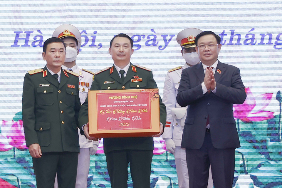 Chủ tịch Quốc hội Vương Đình Huệ tặng quà Tết cho Bộ Tư lệnh Thủ đô Hà Nội. (Ảnh: Doãn Tấn/TTXVN)