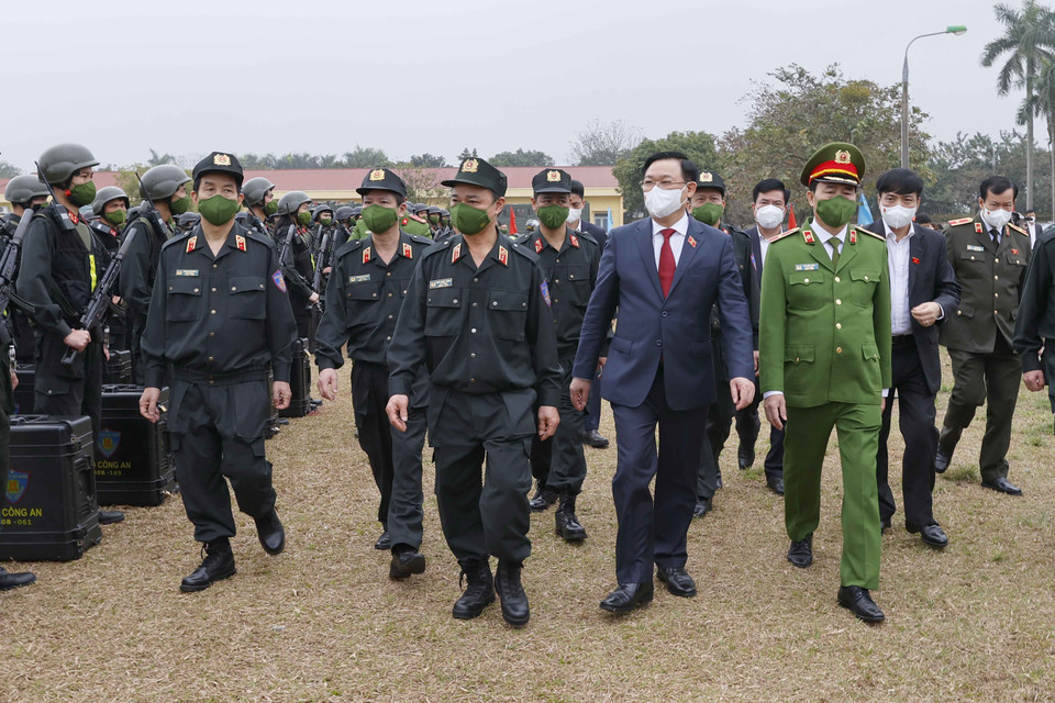 Chủ tịch Quốc hội Vương Đình Huệ kiểm tra công tác sẵn sàng chiến đấu và trực Tết tại Bộ Tư lệnh Cảnh sát cơ động. (Ảnh: Doãn Tấn/TTXVN)