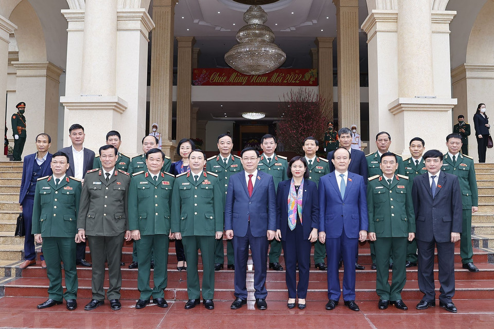 Chủ tịch Quốc hội Vương Đình Huệ với các lãnh đạo Bộ Tư lệnh Thủ đô Hà Nội. (Ảnh: Doãn Tấn/TTXVN)