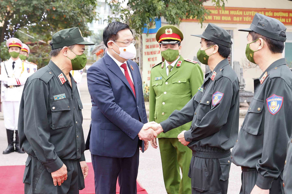 Chủ tịch Quốc hội Vương Đình Huệ với lãnh đạo Bộ Tư lệnh Cảnh sát cơ động. (Ảnh: Doãn Tấn/TTXVN)