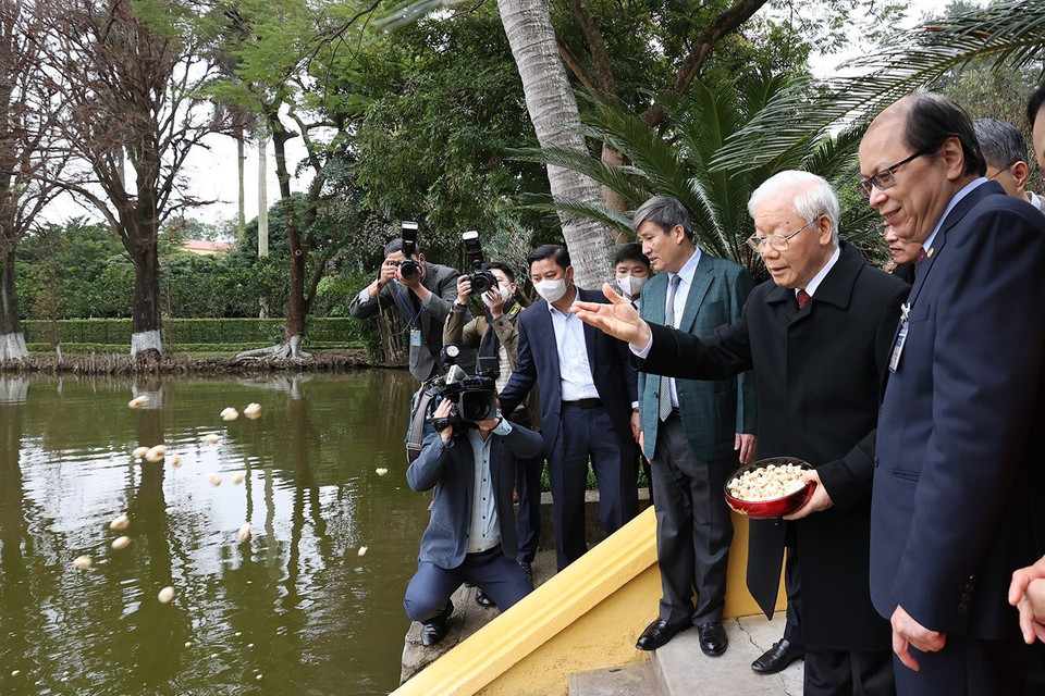 Tổng Bí thư Nguyễn Phú Trọng thăm ao cá Bác Hồ. (Ảnh: Trí Dũng/TTXVN)