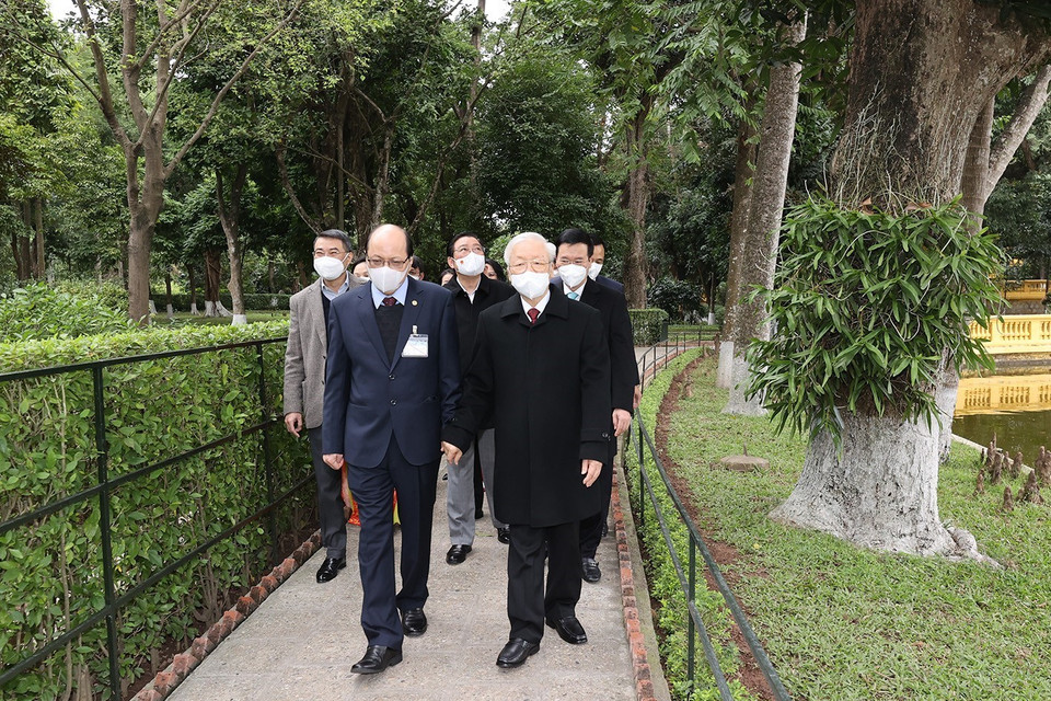 Tổng Bí thư Nguyễn Phú Trọng thăm nơi ở và làm việc của Chủ tịch Hồ Chí Minh. (Ảnh: Trí Dũng/TTXVN)