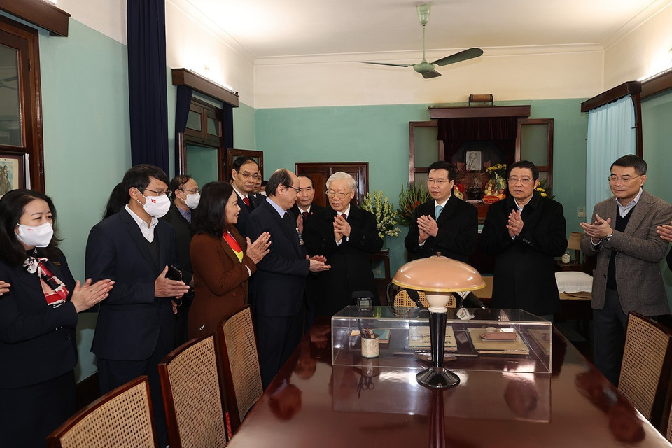 Tổng Bí thư Nguyễn Phú Trọng nói chuyện với cán bộ, nhân viên Khu di tích Chủ tịch Hồ Chí Minh ở Phủ Chủ tịch. (Ảnh: Trí Dũng/TTXVN)