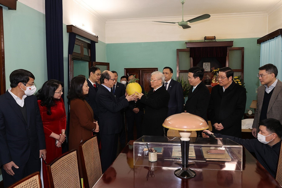 Cán bộ, nhân viên Khu di tích Chủ tịch Hồ Chí Minh trao tặng Tổng Bí thư Nguyễn Phú Trọng quả bòng từ vườn Bác. (Ảnh: Trí Dũng/TTXVN)