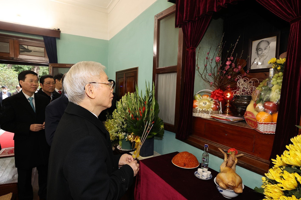 Tổng Bí thư Nguyễn Phú Trọng dâng hương tưởng niệm Chủ tịch Hồ Chí Minh tại Nhà 67. (Ảnh: Trí Dũng/TTXVN)
