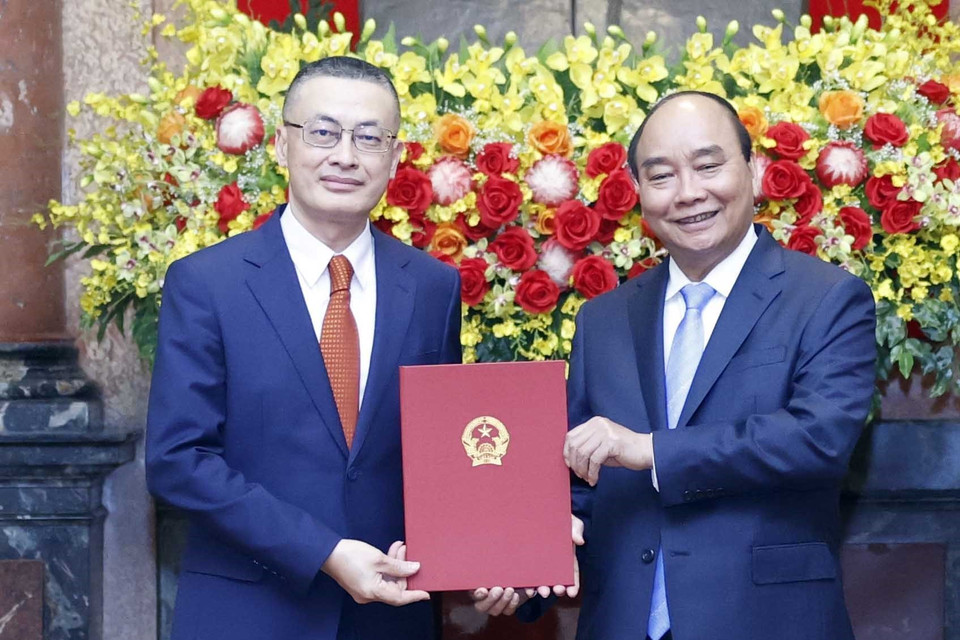 Chủ tịch nước Nguyễn Xuân Phúc trao Quyết định bổ nhiệm cho Thứ trưởng Ngoại giao Vũ Quang Minh. (Ảnh: Thống Nhất/TTXVN)