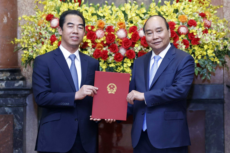 Chủ tịch nước Nguyễn Xuân Phúc trao Quyết định bổ nhiệm cho Thứ trưởng Ngoại giao Tô Anh Dũng. (Ảnh: Thống Nhất/TTXVN)