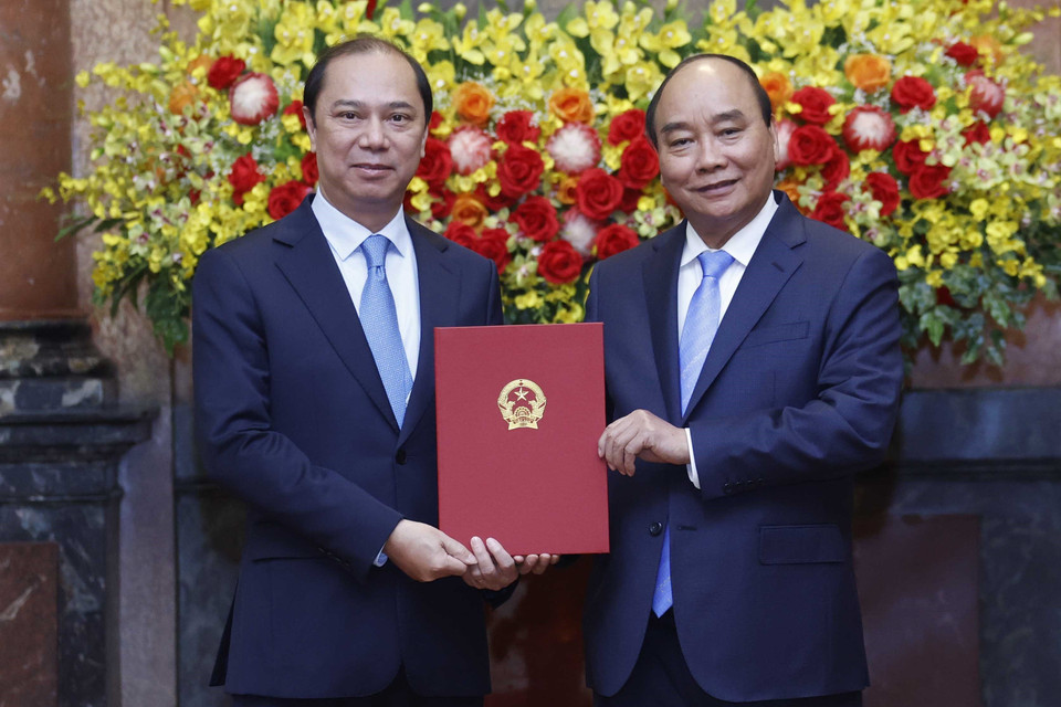 Chủ tịch nước Nguyễn Xuân Phúc trao Quyết định bổ nhiệm cho Thứ trưởng Ngoại giao Nguyễn Quốc Dũng.(Ảnh: Thống Nhất/TTXVN)