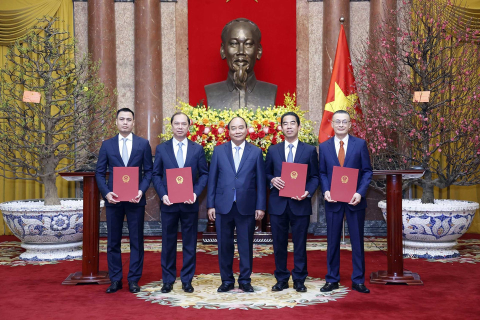 Chủ tịch nước Nguyễn Xuân Phúc trao Quyết định bổ nhiệm cho các Thứ trưởng Ngoại giao. (Ảnh: Thống Nhất/TTXVN)