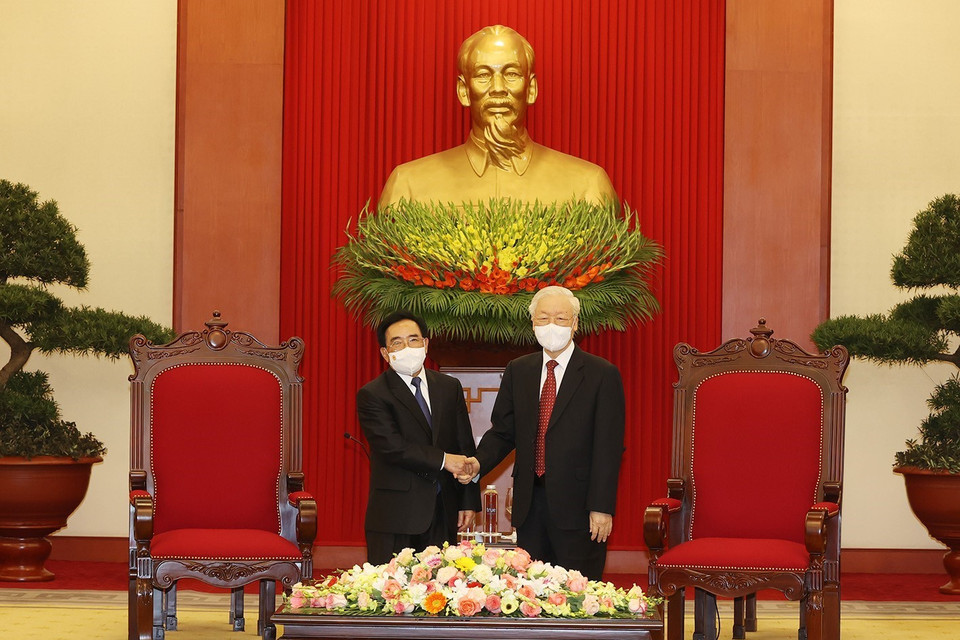 Tổng Bí thư Nguyễn Phú Trọng với Thủ tướng Lào Phankham Viphavanh. (Ảnh: Trí Dũng/TTXVN)