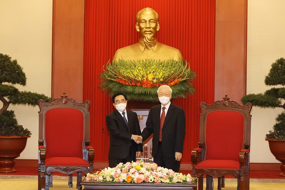Tổng Bí thư Nguyễn Phú Trọng với Thủ tướng Lào Phankham Viphavanh. (Ảnh: Trí Dũng/TTXVN)