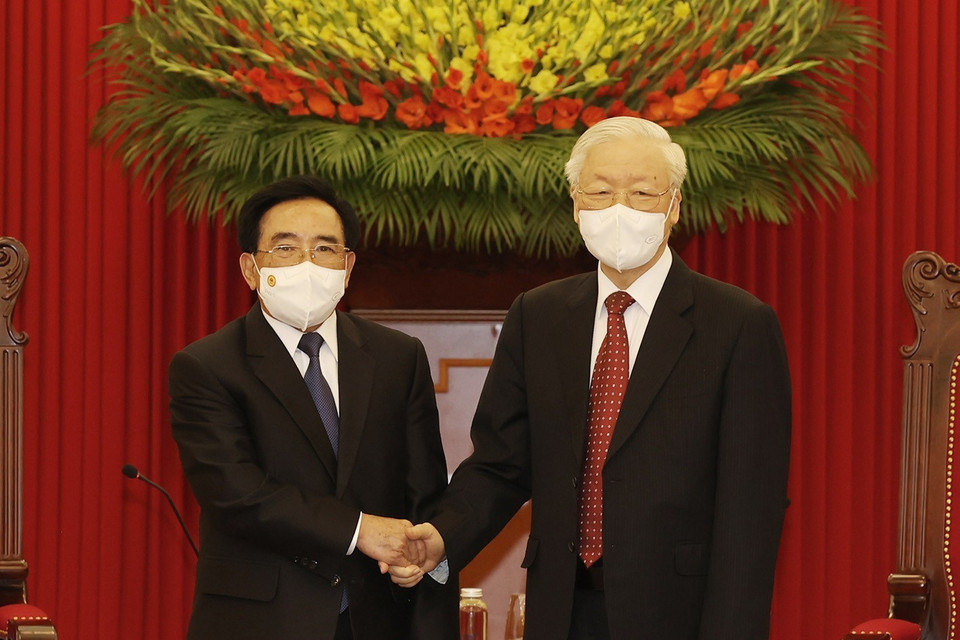 Tổng Bí thư Nguyễn Phú Trọng và Thủ tướng Lào Phankham Viphavanh. (Ảnh: Trí Dũng/TTXVN)