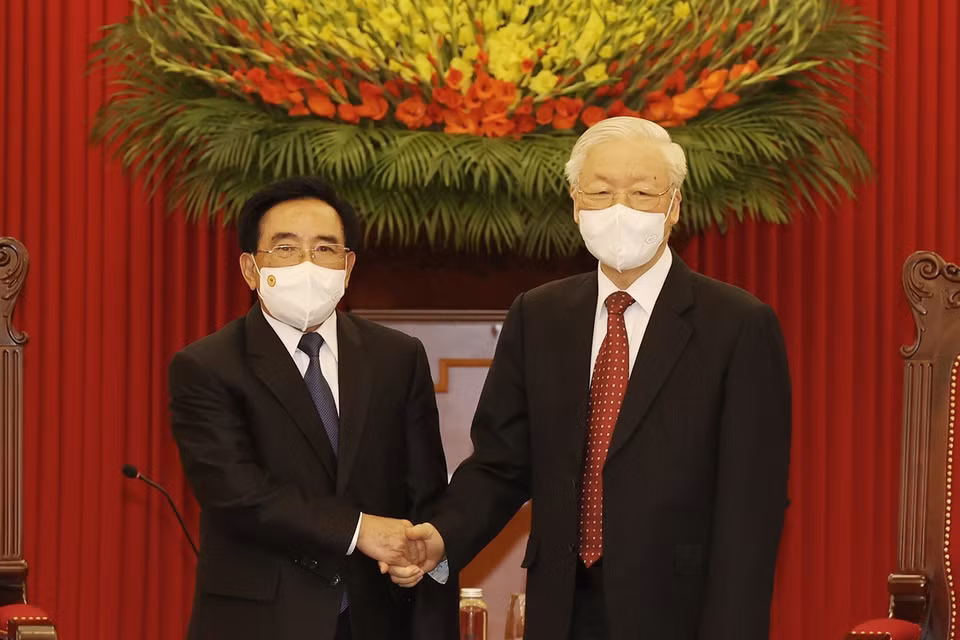 Tổng Bí thư Nguyễn Phú Trọng và Thủ tướng Lào Phankham Viphavanh. (Ảnh: Trí Dũng/TTXVN)