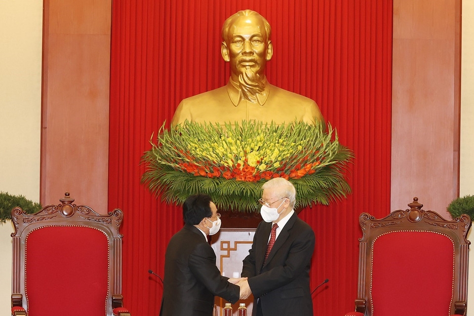 Tổng Bí thư Nguyễn Phú Trọng bắt tay Thủ tướng Lào Phankham Viphavanh. (Ảnh: Trí Dũng/TTXVN)