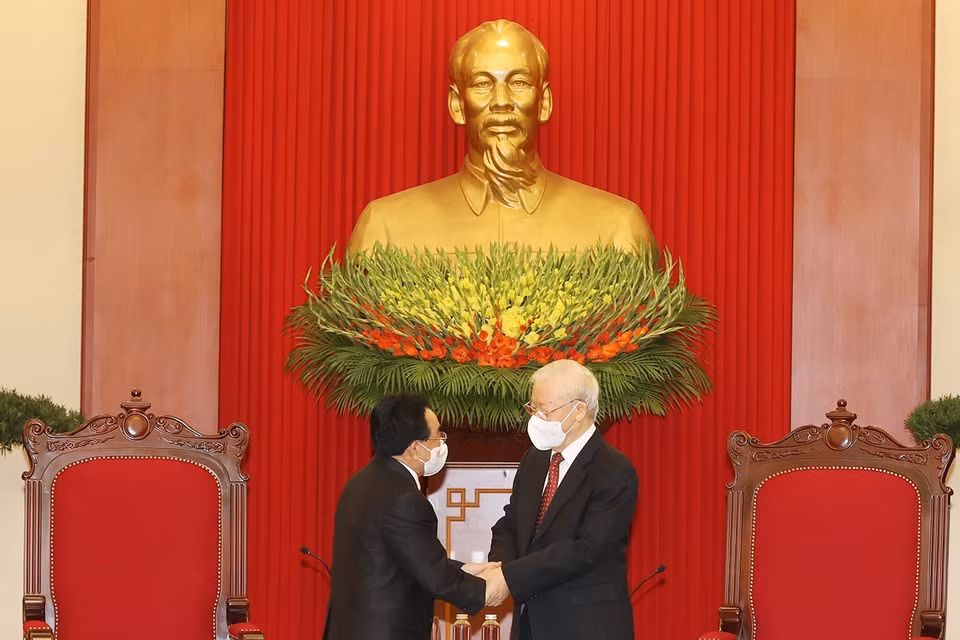 Tổng Bí thư Nguyễn Phú Trọng bắt tay Thủ tướng Lào Phankham Viphavanh. (Ảnh: Trí Dũng/TTXVN)