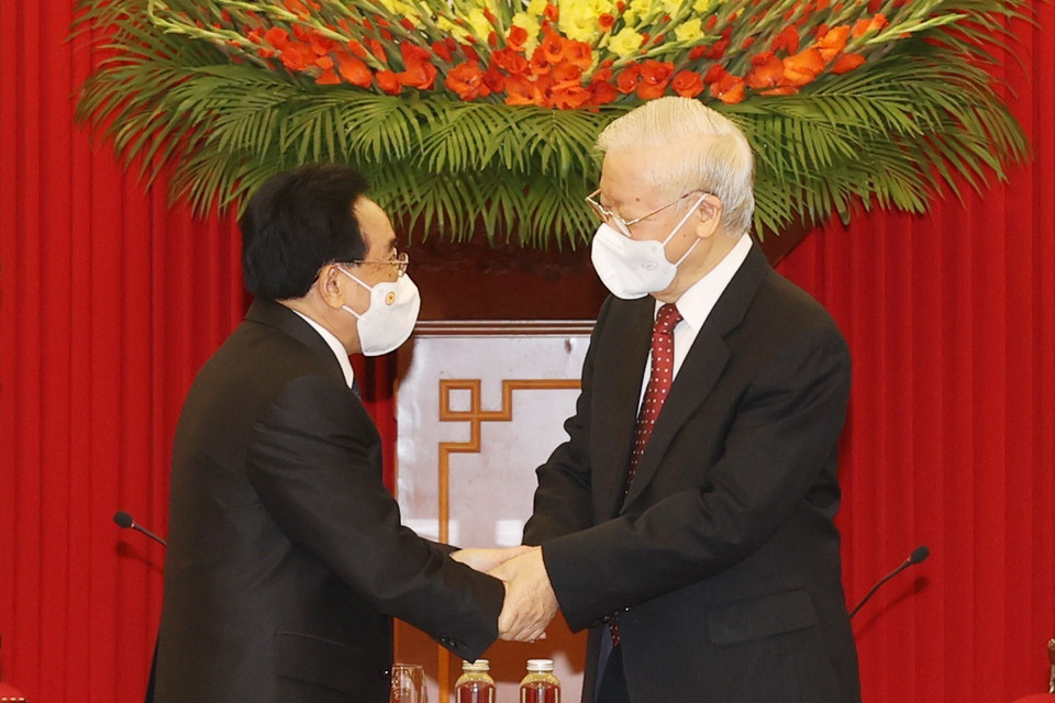 Tổng Bí thư Nguyễn Phú Trọng và Thủ tướng Lào Phankham Viphavanh. (Ảnh: Trí Dũng/TTXVN)