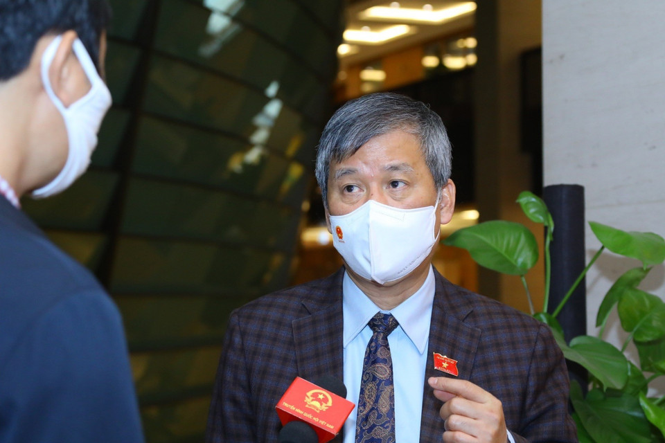 Đại biểu Quốc hội thành phố Hà Nội Nguyễn Anh Trí trả lời báo chí bên hành lang Quốc hội. (Ảnh: Doãn Tấn/TTXVN)