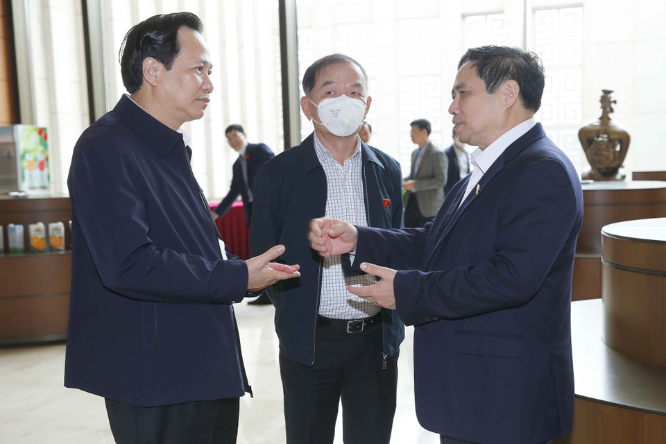 Thủ tướng Phạm Minh Chính trao đổi với các đại biểu. (Ảnh: Doãn Tấn/TTXVN)