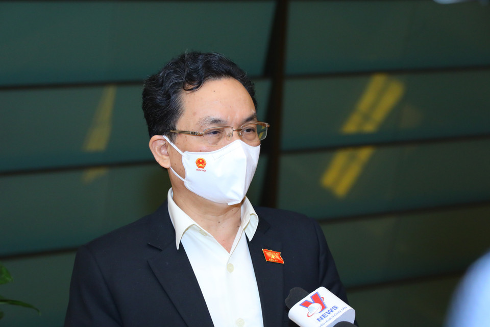 Đại biểu Quốc hội thành phố Hà Nội Hoàng Văn Cường trả lời báo chí bên hành lang Quốc hội. (Ảnh: Doãn Tấn/TTXVN)