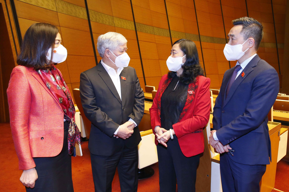 Các đại biểu trao đổi ý kiến trong giờ giải lao. (Ảnh: Doãn Tấn/TTXVN)