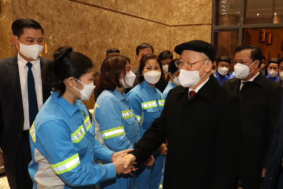 Tổng Bí thư Nguyễn Phú Trọng thăm hỏi, chúc Tết công nhân môi trường. (Ảnh: Trí Dũng/TTXVN)