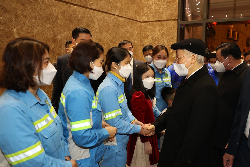 Tổng Bí thư Nguyễn Phú Trọng thăm hỏi, chúc Tết công nhân môi trường. (Ảnh: Trí Dũng/TTXVN)