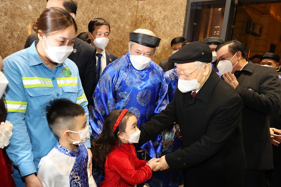 Tổng Bí thư Nguyễn Phú Trọng thăm hỏi các cháu thiếu nhi. (Ảnh: Trí Dũng/TTXVN)