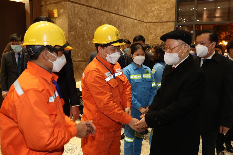 Tổng Bí thư Nguyễn Phú Trọng thăm hỏi, chúc Tết công nhân ngành điện. (Ảnh: Trí Dũng/TTXVN)