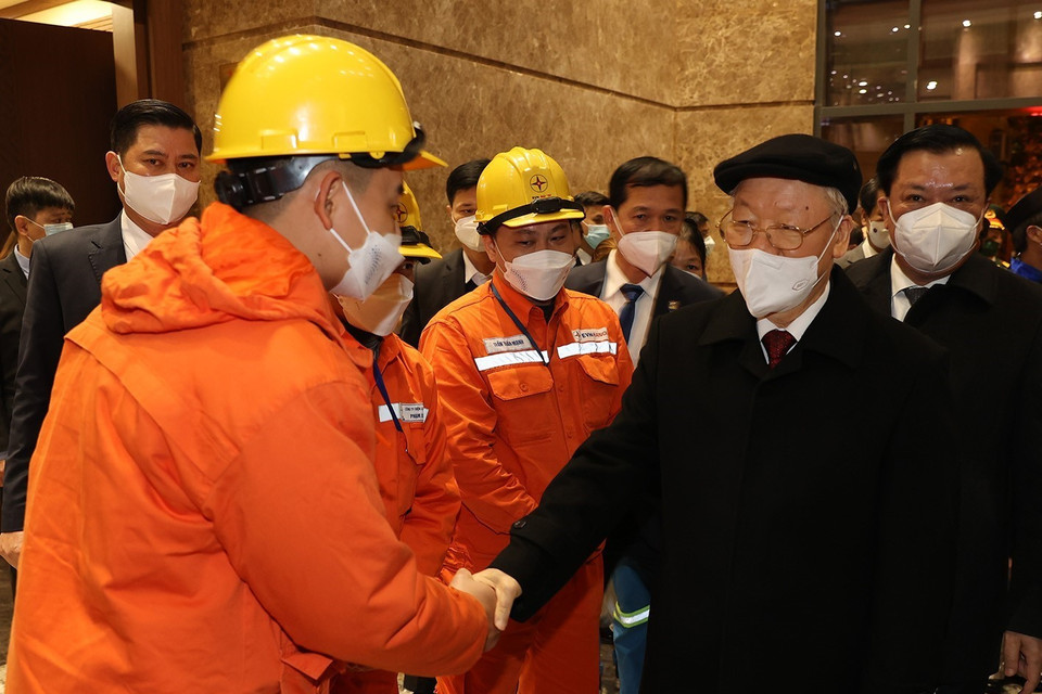 Tổng Bí thư Nguyễn Phú Trọng thăm hỏi, chúc Tết công nhân ngành điện. (Ảnh: Trí Dũng/TTXVN)