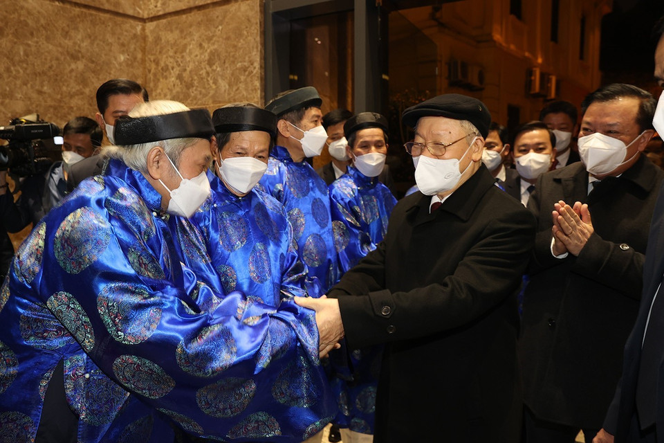 Tổng Bí thư Nguyễn Phú Trọng thăm hỏi, chúc Tết các cụ cao tuổi. (Ảnh: Trí Dũng/TTXVN)