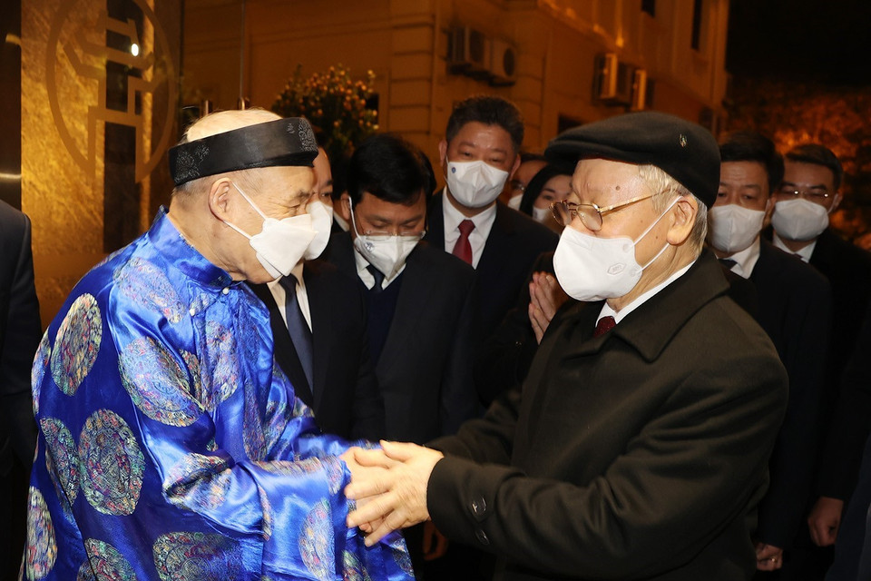 Tổng Bí thư Nguyễn Phú Trọng thăm hỏi, chúc Tết các cụ cao tuổi. (Ảnh: Trí Dũng/TTXVN)