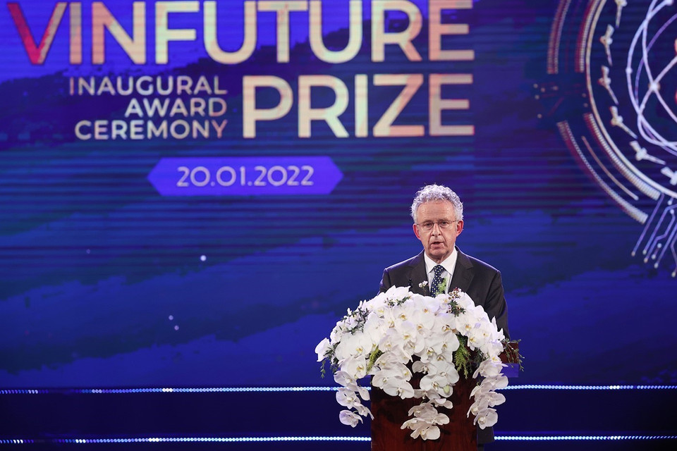 Chủ tịch Hội đồng Giải thưởng VinFuture - Giáo sư Sir Richard Henry Friend phát biểu. (Ảnh: Dương Giang/TTXVN)