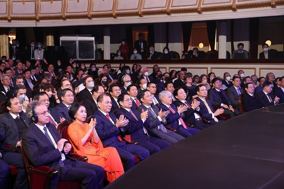 Thủ tướng Phạm Minh Chính và các đại biểu tham dự Lễ trao giải thưởng VinFuture. (Ảnh: Dương Giang/TTXVN)