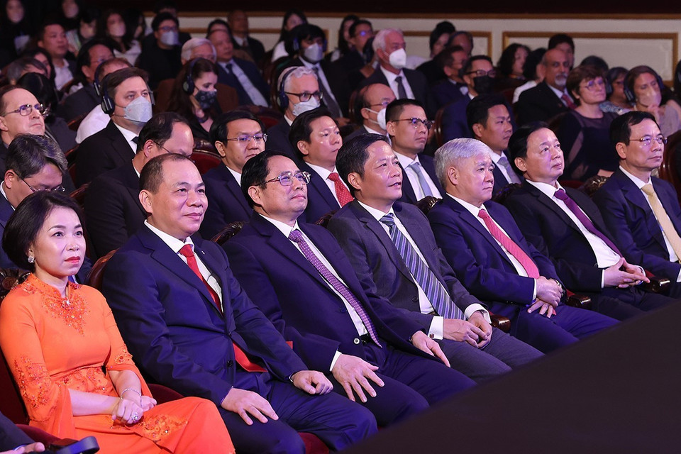 Thủ tướng Phạm Minh Chính và các đại biểu tham dự Lễ trao giải thưởng VinFuture. (Ảnh: Dương Giang/TTXVN)