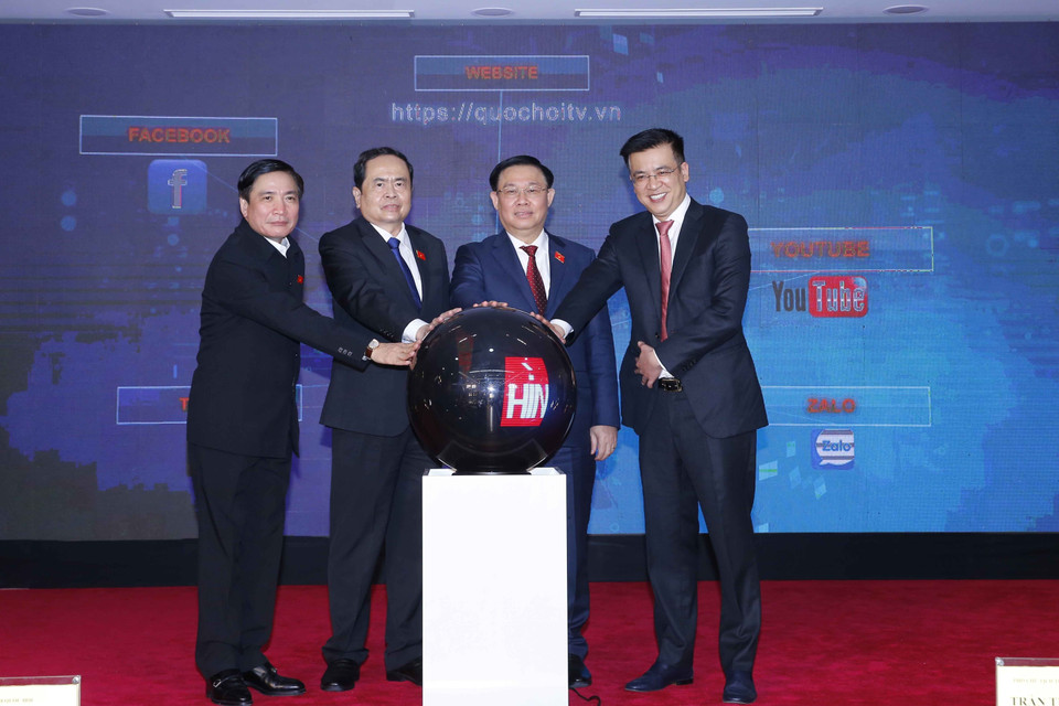 Chủ tịch Quốc hội Vương Đình Huệ và các đại biểu thực hiện nghi thức ra mắt Hệ sinh thái số Truyền hình Quốc hội Việt Nam. (Ảnh: Doãn Tấn/TTXVN)