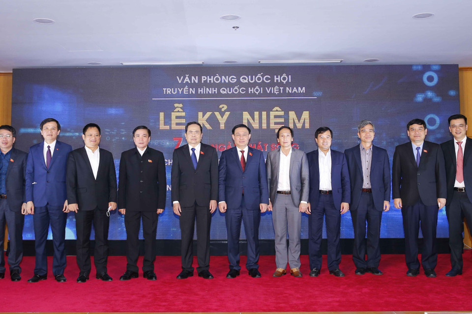 Chủ tịch Quốc hội Vương Đình Huệ với các đại biểu dự Lễ kỷ niệm. (Ảnh: Doãn Tấn/TTXVN)